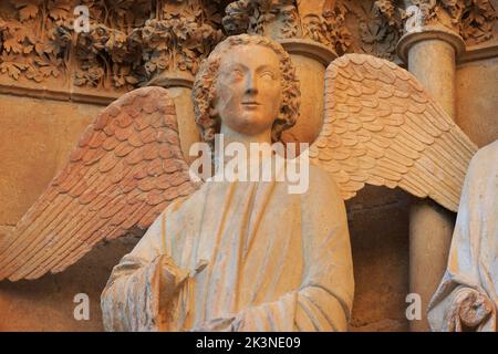 Statue eines Engels, geschnitzt zwischen 1236-1245, auf dem Nordportal der Westfassade der Kathedrale von Reims (Marne), Frankreich Stockfoto