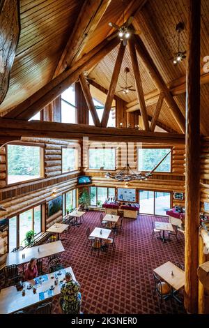 Innenansicht des Speisesaals; Northern Rockies Mountain Lodge; Muncho Lake; British Columbia; Kanada Stockfoto