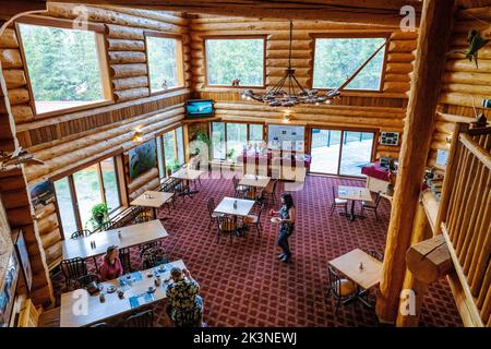 Innenansicht des Speisesaals; Northern Rockies Mountain Lodge; Muncho Lake; British Columbia; Kanada Stockfoto