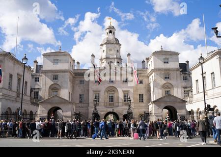 Touristen versammeln sich, um den wechselnden Rettungsdienst der Königin am Eingang der Horse Guards in Whitehall London England zu beobachten Stockfoto