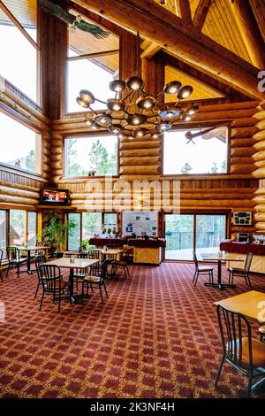 Innenansicht des Speisesaals; Northern Rockies Mountain Lodge; Muncho Lake; British Columbia; Kanada Stockfoto