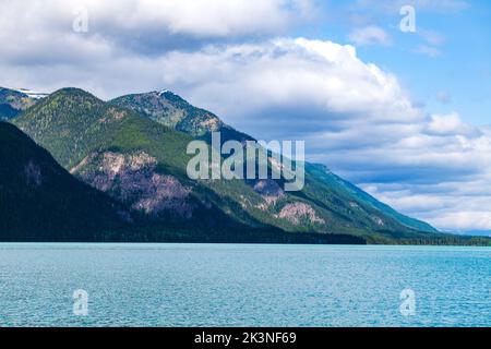 Muncho Lake, umgeben von den kanadischen Rocky Mountains; British Columbia; Kanada Stockfoto