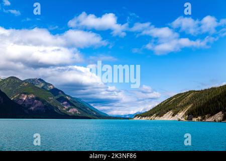 Muncho Lake, umgeben von den kanadischen Rocky Mountains; British Columbia; Kanada Stockfoto