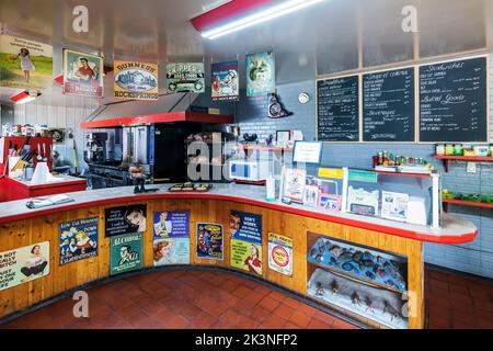 Humorvolle Schilder; Double G Service; Café & Restaurant; Muncho Lake; British Columbia; Kanada Stockfoto