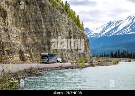 Camper fährt auf dem Alaska Highway entlang des Muncho Lake, umgeben von den kanadischen Rocky Mountains, British Columbia und Kanada Stockfoto