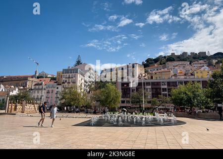 Menschen hängen am Martim Moniz Platz herum Stockfoto