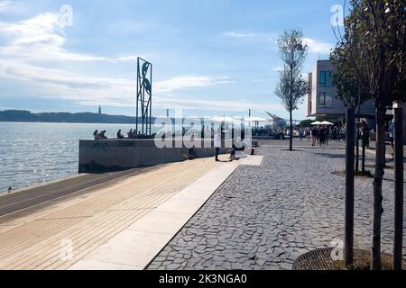 Menschen hängen in der Nähe einer Bootsanlegestelle Stockfoto