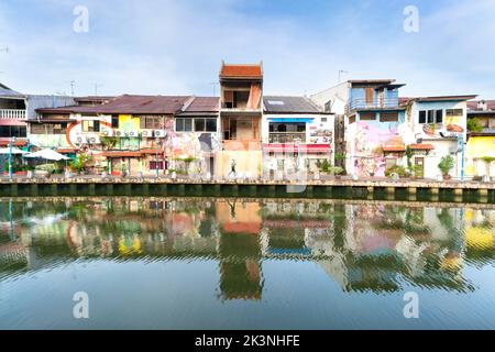 MELAKA, MALAYSIA - 12. Juni 2022: Bunte Häuser am Melaka-Fluss. Die Stadt Melaka ist ein UNESCO-Weltkulturerbe. Stockfoto