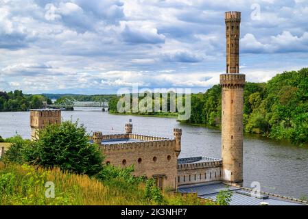 Blick auf das Dampfmaschinenhaus im Park babelsberg von der glienicker Brücke Stockfoto