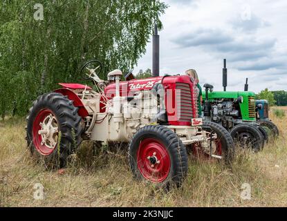 Ausstellung von zeitgenössischen und historischen Traktoren - Zetor 25 Traktor Stockfoto