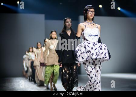 SHANGHAI, CHINA - 26. SEPTEMBER 202 - Ein Blick auf die SS 2023 Shanghai Fashion Week in Shanghai, China, 26. September 2022. Stockfoto