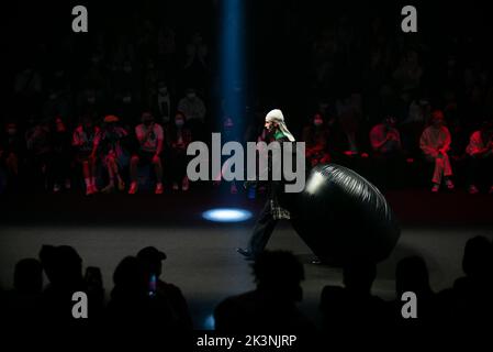 SHANGHAI, CHINA - 26. SEPTEMBER 202 - Ein Blick auf die SS 2023 Shanghai Fashion Week in Shanghai, China, 26. September 2022. Stockfoto