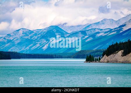 Muncho Lake; umgeben von kanadischen Rocky Mountains; British Columbia; Kanada Stockfoto