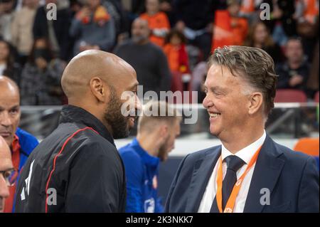 Trainer Thierry Henry aus Belgien und Louis van Gaal aus den Niederlanden während des UEFA Nations League-Spiels zwischen den Niederlanden und Belgien in der Johan Cruijff Arena am 25. September 2022 in Amsterdam, Niederlande Credit: SCS/Richard Wareham/AFLO/Alamy Live News Stockfoto