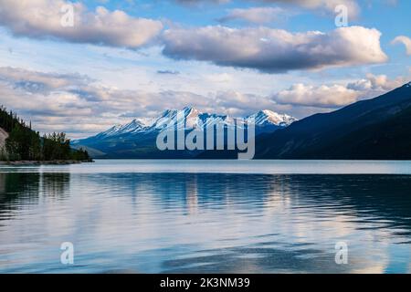 Muncho Lake, umgeben von den kanadischen Rocky Mountains; British Columbia; Kanada Stockfoto