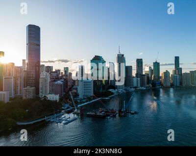 Luftaufnahme der Stadt Brisbane in Australien bei Sonnenuntergang Stockfoto