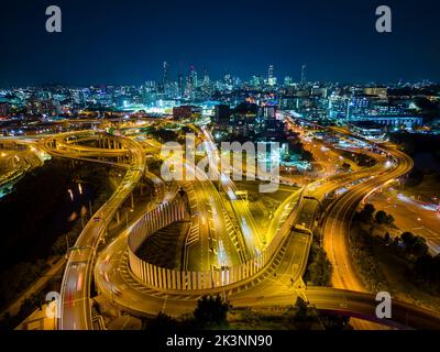 Luftaufnahme der Stadt Brisbane und des Straßenverkehrs in Australien bei Nacht Stockfoto