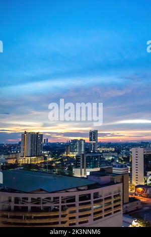 Melaka, Malaysia - 25. Aug 2022 Panoramablick auf die Skyline der Stadt, den Verkehr und das Licht während des Sonnenuntergangs. Bunte Lichter der Stadt. Stockfoto