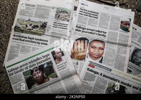 Nakuru, Kenia, 27/09/2022, A View of old Kenyan Newspapers that covered the Story of toughen Journalist, William Munuhe, and Ruanda Genozid Mastermind, Felicien Kabuga, at an Electronics Workshop in Nakuru Town. Die Familie des verstorbenen William Munuhe, der am 14. Januar 2003 getötet wurde, als er der Polizei und dem US-amerikanischen Federal Bureau of Investigations (FBI) bei der Aufspüren von Felicien Kabuga half, sucht 19 Jahre später immer noch Gerechtigkeit. FELICIEN Kabuga (89) wurde nach 26 Jahren auf der Flucht aus seinem Versteck in Frankreich gejagt und wird dem Internationalen Restmechanismus für Kriminaltribu von UNís vorgelegt Stockfoto