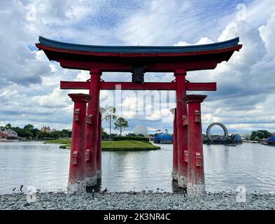 Bay Lake, FL USA - 15. September 2022: Blick auf den Japan Pavilion mit dem Raumschiff Erde im Hintergrund im Epcot Themenpark Stockfoto