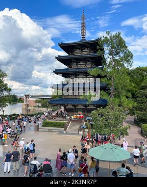 Bay Lake, FL USA - 15. September 2022: Blick auf die Touristen, die den Japan Pavilion im Epcot-Themenpark hinunterlaufen Stockfoto