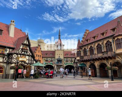 Bay Lake, FL USA - 15. September 2022: Blick auf die Straße von Touristen, die den Deutschland Pavillon im Epcot Themenpark entlang laufen Stockfoto