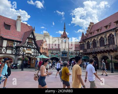 Bay Lake, FL USA - 15. September 2022: Blick auf die Straße von Touristen, die den Deutschland Pavillon im Epcot Themenpark entlang laufen Stockfoto