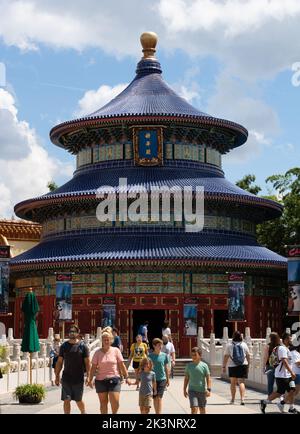 Bay Lake, FL USA - 15. September 2022: Blick auf die Straße von Touristen, die die Reflections of China im Epcot Themenpark entlang gehen Stockfoto