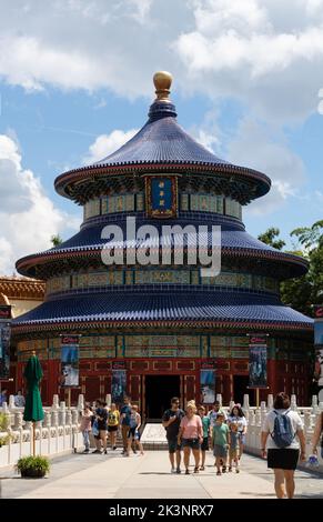 Bay Lake, FL USA - 15. September 2022: Blick auf die Straße von Touristen, die die Reflections of China im Epcot Themenpark entlang gehen Stockfoto