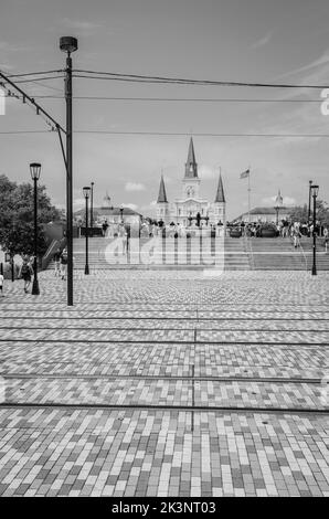 St Louis Cathedral vor einem Bahnübergang in New Orleans, Louisiana, USA Stockfoto