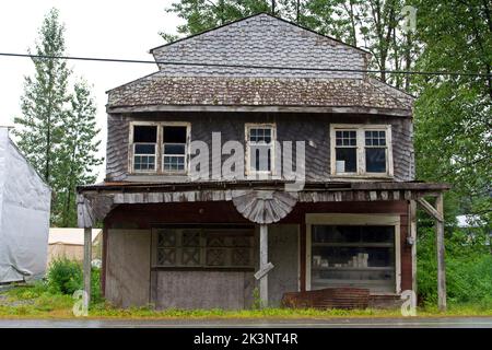 Ein altes Laden- oder Ladengebäude, das jetzt verkommen aussieht, in Hyder, Alaska, USA Stockfoto