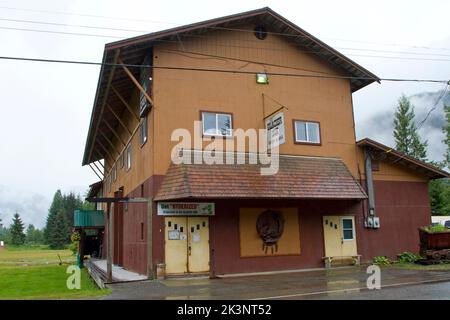 Das Glacier Inn in Hyder, Alaska, USA, ist eine berühmte Bar, in der Besucher, wie auf der Außenseite des Gebäudes angekündigt, hyderisiert werden können. Stockfoto