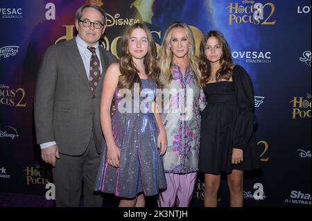 New York, USA. 27. September 2022. (L-R) Matthew Broderick, Marion Loretta Elwell Broderick, Sarah Jessica Parker und Tabitha Hodge Broderick besuchen die Premiere von Hocus Pocus 2 am AMC Lincoln Square in New York, NY, 27. September 2022. (Foto von Anthony Behar/Sipa USA) Quelle: SIPA USA/Alamy Live News Stockfoto