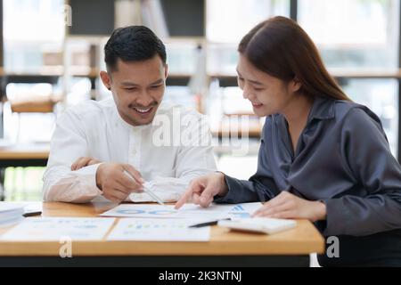 Zwei asiatische Fondmanager Brainstorming neues Business-Projekt Finanzierung Investitionskonzept Stockfoto