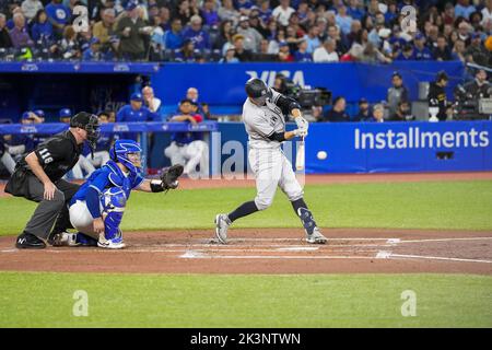 Toronto, Kanada. 25. September 2022. New York Yankees Catcher Kyle Higashioka trifft eine Single im zweiten Inning gegen die Toronto Blue Jays im Rogers Center in Toronto, Kanada am Montag, 27. September 2022. Aaron Judge ist nur einen Heimlauf entfernt von der Bindung der American League und Yankees Clubrekord mit 61 Heimläufen von Roger Maris. Foto von Andrew Lahodynskyj/UPI Credit: UPI/Alamy Live News Stockfoto