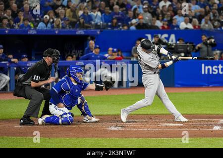 Toronto, Kanada. 25. September 2022. Der dritte Baseman von New York Yankees, Josh Donaldson, streikt am Montag, den 27. September 2022, im dritten Inning gegen die Toronto Blue Jays im Rogers Centre in Toronto, Kanada. Aaron Judge ist nur einen Heimlauf entfernt von der Bindung der American League und Yankees Clubrekord mit 61 Heimläufen von Roger Maris. Foto von Andrew Lahodynskyj/UPI Credit: UPI/Alamy Live News Stockfoto