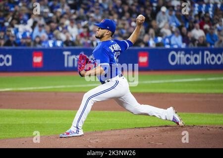 Toronto, Kanada. 25. September 2022. Toronto Blue Jays startet Pitcher Jose Berrios wirft in der ersten Inning gegen die New York Yankees im Rogers Center in Toronto, Kanada am Dienstag, 27. September 2022. Aaron Judge ist nur einen Heimlauf entfernt von der Bindung der American League und Yankees Clubrekord mit 61 Heimläufen von Roger Maris. Foto von Andrew Lahodynskyj/UPI Credit: UPI/Alamy Live News Stockfoto