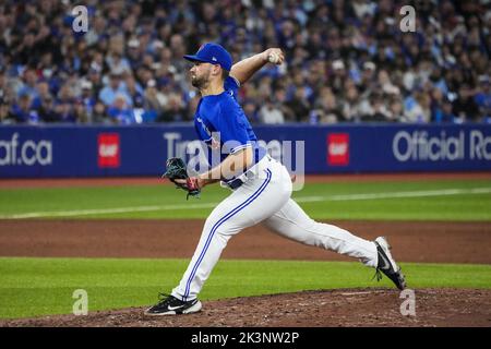 Toronto, Kanada. 25. September 2022. Toronto Blue Jays Relief Pitcher Zach Pop wirft am Dienstag, den 27. September 2022, im Rogers Center in Toronto, Kanada, das sechste Inning gegen die New York Yankees. Aaron Judge ist nur einen Heimlauf entfernt von der Bindung der American League und Yankees Clubrekord mit 61 Heimläufen von Roger Maris. Foto von Andrew Lahodynskyj/UPI Credit: UPI/Alamy Live News Stockfoto