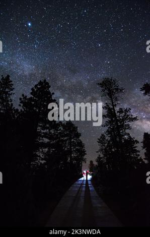 Die Milchstraße und der Nachthimmel aus dem dunklen Himmel des Bryce Canyon National Park in Utah, USA Stockfoto