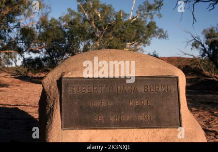 NAHAUFNAHME DER GEDENKTAFEL, DIE DEN ORT MARKIERT, AN DEM ROBERT O'HARA BURKE STARB UND VORÜBERGEHEND BEGRABEN WURDE, COOPER CREEK, SOUTH AUSTRALIA. Stockfoto