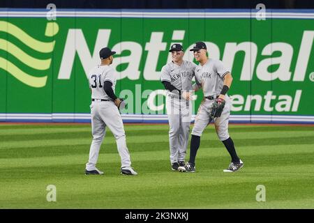 Toronto, Kanada. 25. September 2022. Die New Yorker Yankees Aaron Hicks, links, Harrison Bader, Mitte, und Aaron Judge feiern, nachdem sie die AL East Division nach dem Sieg über die Toronto Blue Jays im Rogers Center in Toronto, Kanada, am Dienstag, den 27. September 2022, besiegt haben. Foto von Andrew Lahodynskyj/UPI Credit: UPI/Alamy Live News Stockfoto