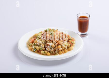 Mein Lieblings-Chotpoti im Rahmen, pikante Chana Chat Masala Chotpoti in einem schwarzen Gericht, isoliert im Hintergrund mit Blick von oben auf indisches, bangali und pakistanisches Essen Stockfoto