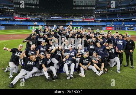 Toronto, Kanada. 25. September 2022. New York Yankees sprühen Bier vor einem Teamfoto, nachdem sie die Toronto Blue Jays besiegt hatten, um am Dienstag, den 27. September 2022, im Rogers Centre in Toronto, Kanada, den AL East zu erreichen. Foto von Andrew Lahodynskyj/UPI Credit: UPI/Alamy Live News Stockfoto