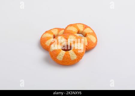 Kekse isoliert auf weißem Hintergrund. Butterkekse, orangefarbene Kekse und Erdbeerkekse Stockfoto