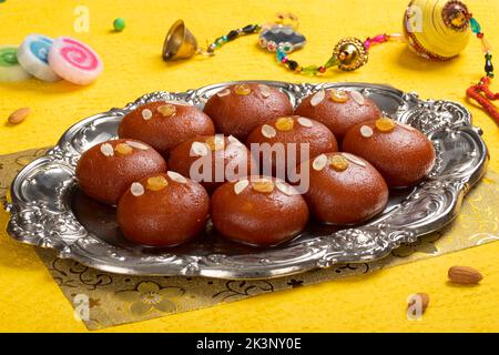 Gulab jamun ist eine süße Teigtasche auf Basis von Milchfeststoffen, die in Indien, pakistan, bei Festivals wie Diwali, eid oder sogar Hochzeitsfeiern beliebt ist Stockfoto