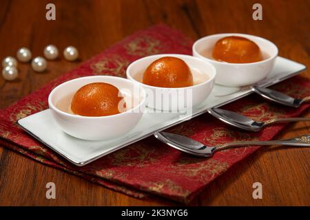 Gulab jamun ist eine süße Teigtasche auf Basis von Milchfeststoffen, die in Indien, pakistan, bei Festivals wie Diwali, eid oder sogar Hochzeitsfeiern beliebt ist Stockfoto