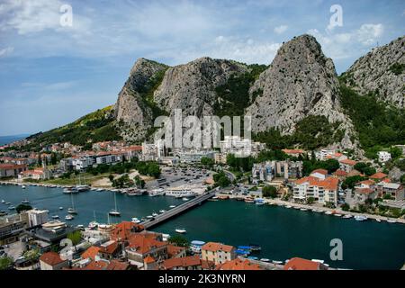 Eine malerische Aussicht auf den Fluss Cetina, der durch Canyons in Omis Kroatien fließt Stockfoto