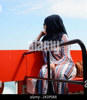 Istanbul, Türkei - 9. 2016. Mai: Eine Frau, die auf der Bank sitzt und weit weg schaut Stockfoto
