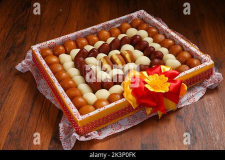 Gulab jamun ist eine süße Teigtasche auf Basis von Milchfeststoffen, die in Indien, pakistan, bei Festivals wie Diwali, eid oder sogar Hochzeitsfeiern beliebt ist Stockfoto