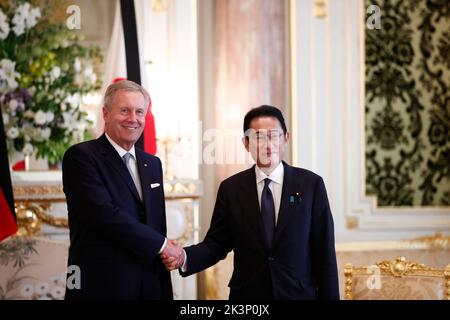 Tokio, Japan. 28. September 2022. (L bis R) der ehemalige deutsche Bundespräsident Christian Wulff begrüßt den japanischen Premierminister Fumio Kishida vor seinem Treffen im staatlichen Gästehaus des Akasaka Palace in Tokio. (Bild: © Rodrigo Reyes Marin/ZUMA Press Wire) Bild: ZUMA Press, Inc./Alamy Live News Stockfoto